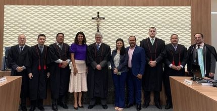 TRE-CE recebe visita da ouvidora-auxiliar do STJ Foto horizontal tirada na Sala de Sessões. Na foto, os membros do Pleno, a ouvidora do STJ e o a...