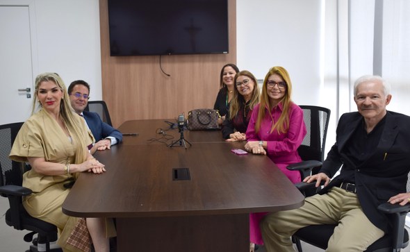 TRE-CE recebe visita da presidente do Colégio de Ouvidores da Justiça Eleitoral Na imagem, seis pessoas estão sentadas ao redor de uma mesa. Na parede da sala, há uma televisão...