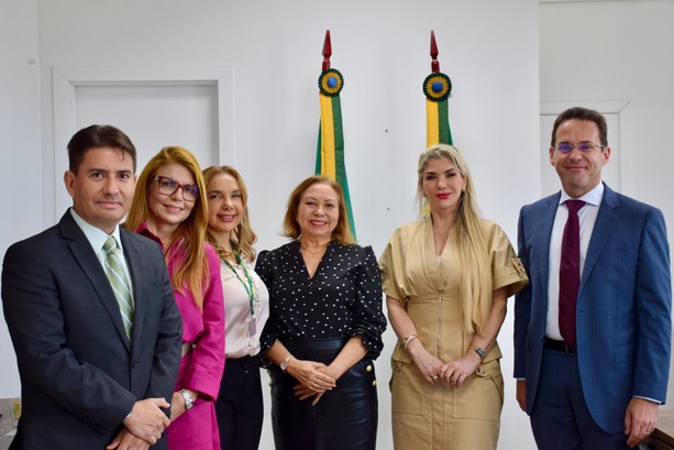TRE-CE recebe visita da presidente do Colégio de Ouvidores da Justiça Eleitoral Na imagem, seis pessoas estão lado a lado - quatro mulheres e dois homens - em pé, posicionadas ...