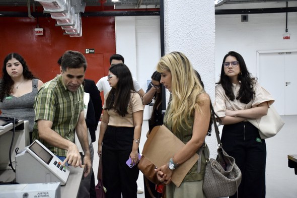 TRE-CE recebe visita guiada de estudantes de Direito da UFC Registro fotográfico feito durante a visita dos alunos do curso de Direito da UFC nas instalaçõe...