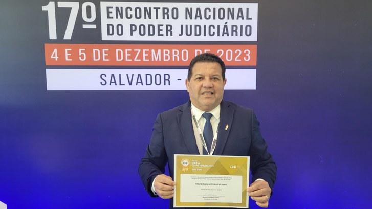 TRE-CE recebeu troféu Ouro no Prêmio CNJ de Qualidade A imagem é um registro fotográfico retangular. Ao fundo, em plano azul, está o título do evento ...
