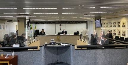 Foto registrada na Sala de Sessões do TRE-CE. Descrição da imagem no final da notícia.