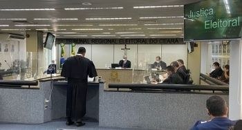 TRE-CE retoma sessões de julgamento presenciais Banner da Ascom. descrição da imagem no final do texto da notícia.