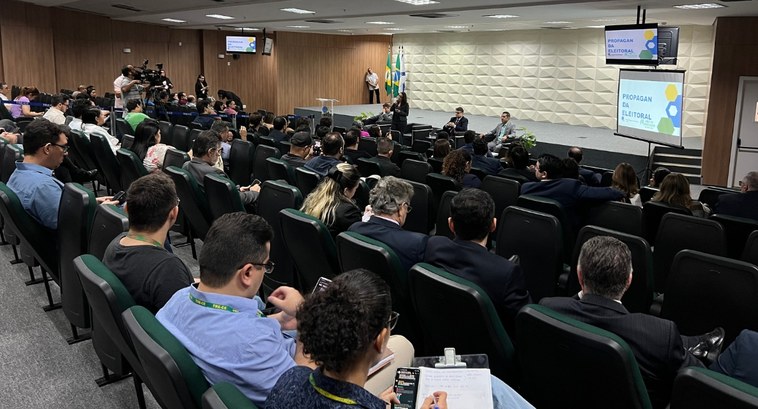 TRE-CE reúne-se com partidos e imprensa para orientar sobre a propaganda eleitoral nas Eleições 2024 Registro fotográfico feito no Auditório do TRE-CE. Nele, está, em primeiro plano, o público sent...