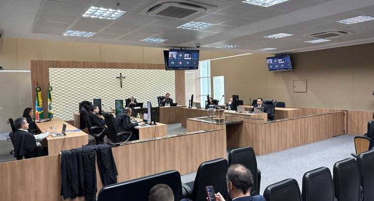 Foto feita da lateral da plateia da sala de sessões da nova sede do TRE. Do lado direito e esque...