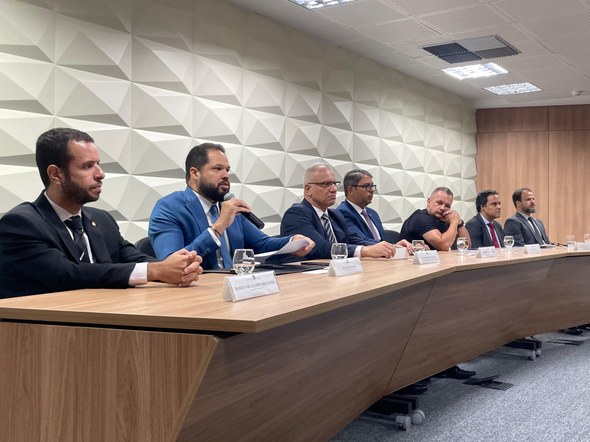 TRE-CE sedia o I Encontro Interagências de Inteligência Norte e Nordeste Registro fotográfico feito no auditório da sede do TRE-CE, com painel 3D bege ao fundo. Na foto,...