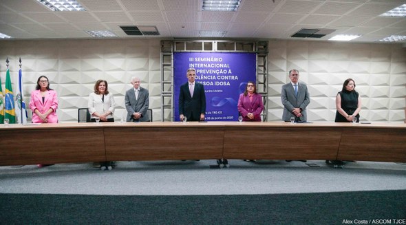 TRE-CE sedia o III Seminário Internacional sobre a Violência contra Pessoa Idosa Registro oficial feito durante o evento. Nele, uma imagem mais próxima das autoridades em pé atr...