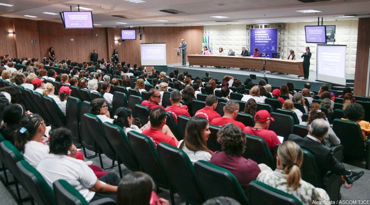 TRE-CE sedia o III Seminário Internacional sobre a Violência contra Pessoa Idosa Registro oficial feito durante o evento. O auditório do TRE-CE contém diversas pessoas sentadas ...