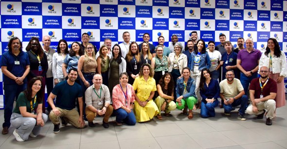 TRE-CE sedia pela primeira vez Teste em Campo dos Sistemas de Cadastro, do TSE As imagens mostram registros do evento em uma sala da sede do TRE-CE. Na primeira imagem, cinco ...