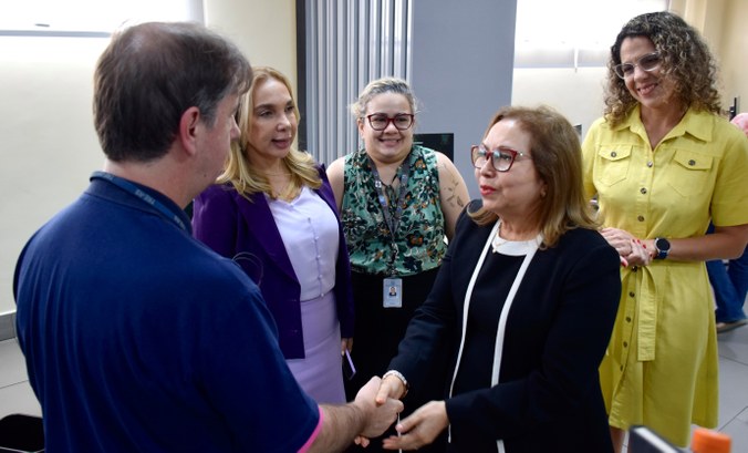 TRE-CE sedia pela primeira vez Teste em Campo dos Sistemas de Cadastro, do TSE As imagens mostram registros do evento em uma sala da sede do TRE-CE. Na primeira imagem, cinco ...