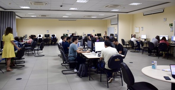 TRE-CE sedia pela primeira vez Teste em Campo dos Sistemas de Cadastro, do TSE As imagens mostram registros do evento em uma sala da sede do TRE-CE. Na primeira imagem, cinco ...