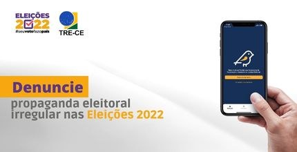 TRE-CE soma 77 denúncias de propaganda eleitoral irregular nas Eleições 2022 Card horizontal de fundo cinza. No lado esquerdo, o número 77 está em destaque na cor azul. Há u...