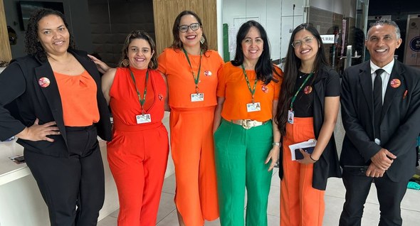 TRE-CE usa laranja em alusão ao Dia pela Eliminação da Violência Contra a Mulher Registro fotográfico feito na sede do TRE Ceará. Nele, colaboradores e colaboradoras posam, usan...