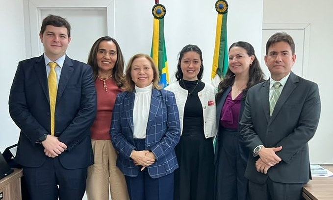 Na primeira imagem, seis pessoas estão lado a lado na sala da Presidência do TRE-CE, posando par...