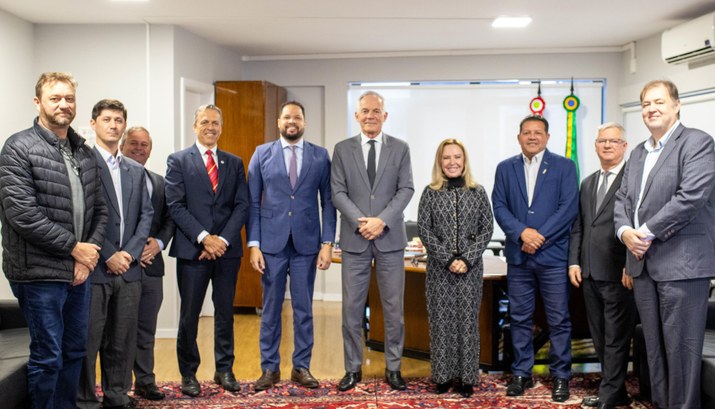 TRE do Ceará faz visita institucional ao TRE-SC para conhecer sistema e-Voto Registro fotográfico feito na reunião. Nele, há dez pessoas posando para a foto enfileirados, se...