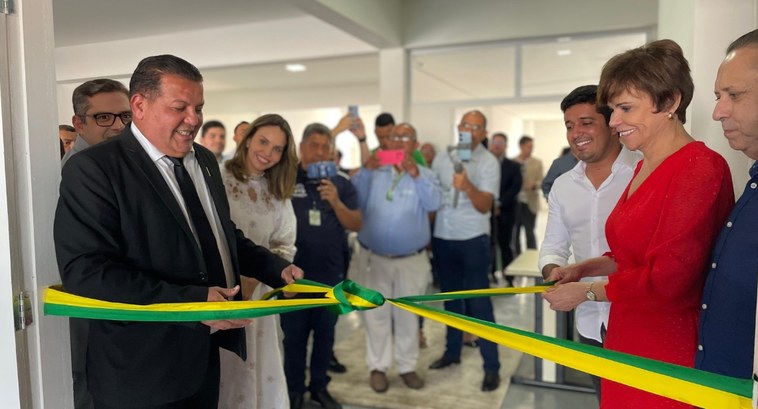 Na foto, há uma fita em cores amarelo e verde suspensa entre dois lados de uma porta. O presiden...