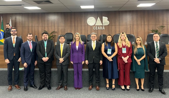 TRE do Ceará participa de abertura do 1º Encontro Brasileiro de Direito Partidário Registro fotográfico feito durante o evento. Nele, à frente da parede com o brasão da OAB e uma ...