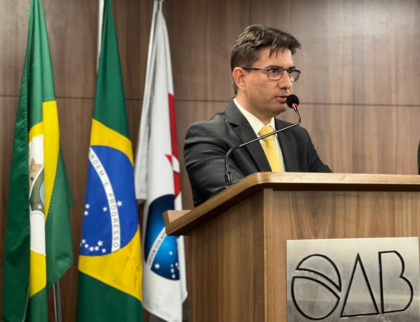 TRE do Ceará participa de abertura do 1º Encontro Brasileiro de Direito Partidário Registro fotográfico feito durante o evento. Nele, o juiz Alisson Simeão está atrás de um púlpit...