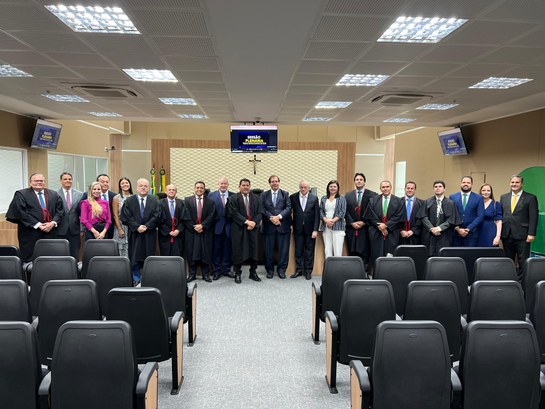 TRE do Ceará reúne-se com representantes do CNJ e do STJ Na foto, feita no Pleno do TRE-CE, 20 pessoas posam para a foto. Ao redor delas, há cadeiras pre...