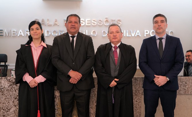 TRE, TRT E MPT cearenses assinam cooperação para ampliar atendimentos dos Pontos de Inclusão Digital Na foto, quatro pessoas posam para a foto, sendo, da esquerda para a direita, a procuradora Geor...