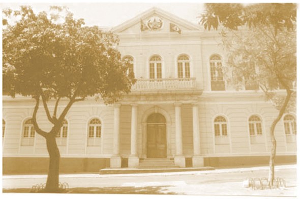 Tribunal Regional Eleitoral do Ceará completa 93 anos A segunda imagem mostra um edifício de dois pavimentos, com fachada simétrica e janelas retangul...