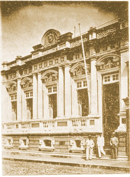 Tribunal Regional Eleitoral do Ceará completa 93 anos A imagem mostra um edifício de dois pavimentos, com fachada simétrica e janelas retangulares. Em...