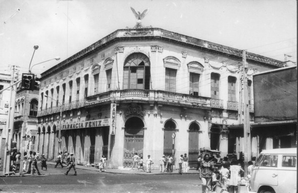 Tribunal Regional Eleitoral do Ceará completa 93 anos A quarta imagem mostra a fachada de um edifício de esquina com dois andares, janelas e portas re...