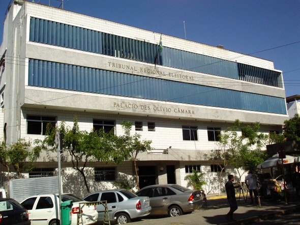 Tribunal Regional Eleitoral do Ceará completa 93 anos A sexta imagem, já colorida, mostra a fachada de um edifício de três andares. Nas duas faixas ce...