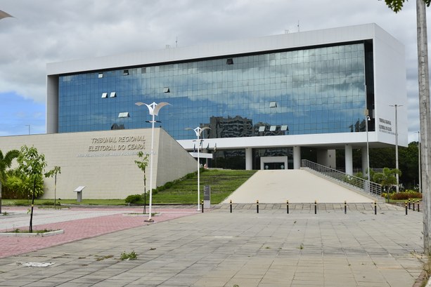 Tribunal Regional Eleitoral do Ceará completa 93 anos A imagem mostra a fachada principal da atual sede do TRE-CE. O edifício tem formato retangular, ...