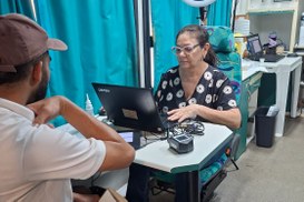 A imagem mostra um atendimento eleitoral em andamento dentro do ônibus do TRE-CE. Um eleitor est...