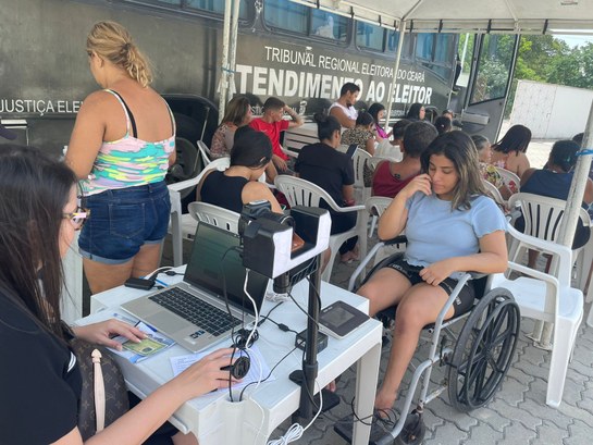Unidade Móvel do TRE-CE atende 499 cidadãos(ãs) em ação no bairro Edson Queiroz A imagem é um registro fotográfico na horizontal, feito na ação itinerante do TRE-CE, no bairro ...