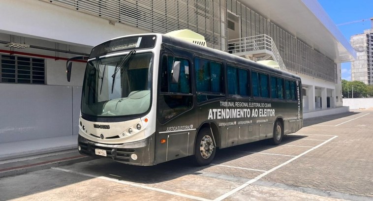 A imagem é um registro fotográfico. Nela, um pátio com chão de cimento contém estacionada a Unid...