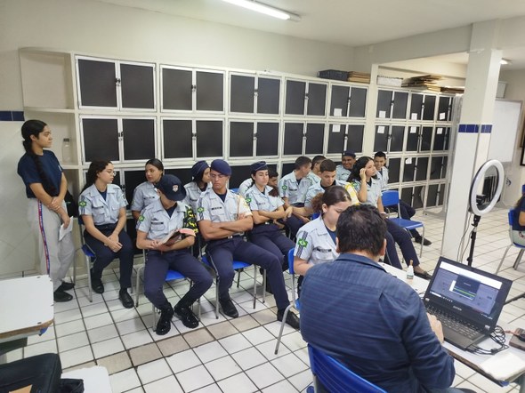 Registro fotográfico feito durante o atendimento em Juazeiro do Norte. Há uma sala, com estudant...