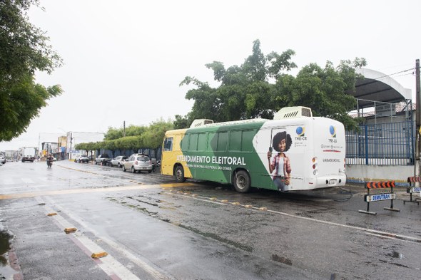 Registro fotográfico feito durante o atendimento em Juazeiro do Norte. O ônibus aparece externam...