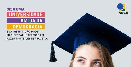 Universidade Amiga da Democracia Banner, na horizontal, com fundo desfocado na cor cinza. No canto superior direito do banner, o ...