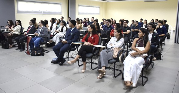 Visita ao TRE-CE aproxima estudantes de Direito da UVA da prática do processo eleitoral Na imagem, os estudantes aparecem sentados, voltados para a parte frontal da sala, acompanhando ...