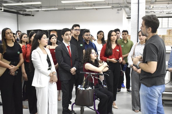 Visita ao TRE-CE aproxima estudantes de Direito da UVA da prática do processo eleitoral A imagem, registrada no Depósito de Urnas, mostra os estudantes em pé, à esquerda, observando um...