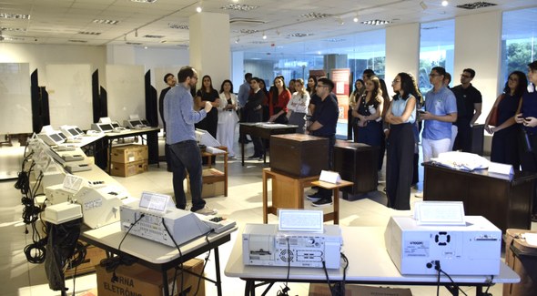 Visita ao TRE-CE aproxima estudantes de Direito da UVA da prática do processo eleitoral Na imagem, no Centro de Memória, o ambiente é apresentado em plano amplo. Em primeiro plano, há ...