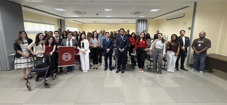 Visita ao TRE-CE aproxima estudantes de Direito da UVA da prática do processo eleitoral Na imagem, aparece um grupo de pessoas, entre homens e mulheres, posando em pé para a foto. Entr...
