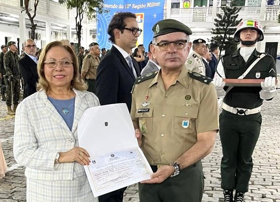 A primeira imagem mostra a presidente do TRE-CE posicionada do lado esquerdo. Ao seu lado, do la...