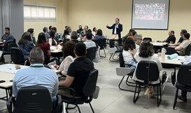 Todas as imagens foram registradas na sala de treinamento da sede do TRE-CE. Na primeira, servid...