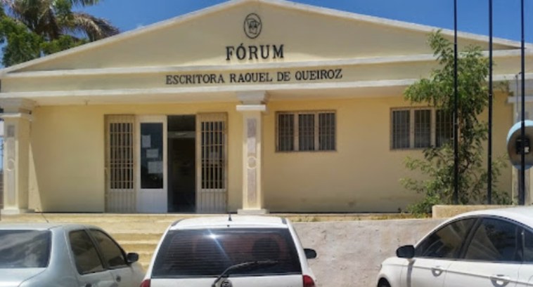 Foto retangular colorida da fachada do Fórum Escritora Raquel de Queiroz. Na parte superior da e...